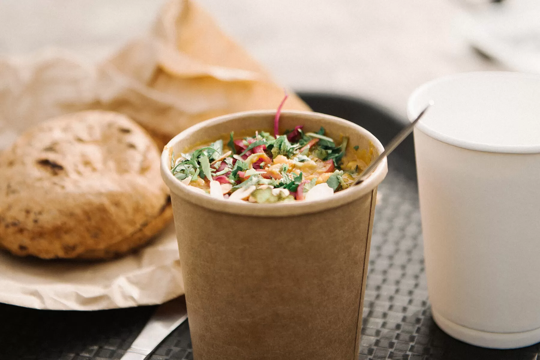 How Do Paper Soup Cups Keep Hot Foods Warm While Preventing Leaks?